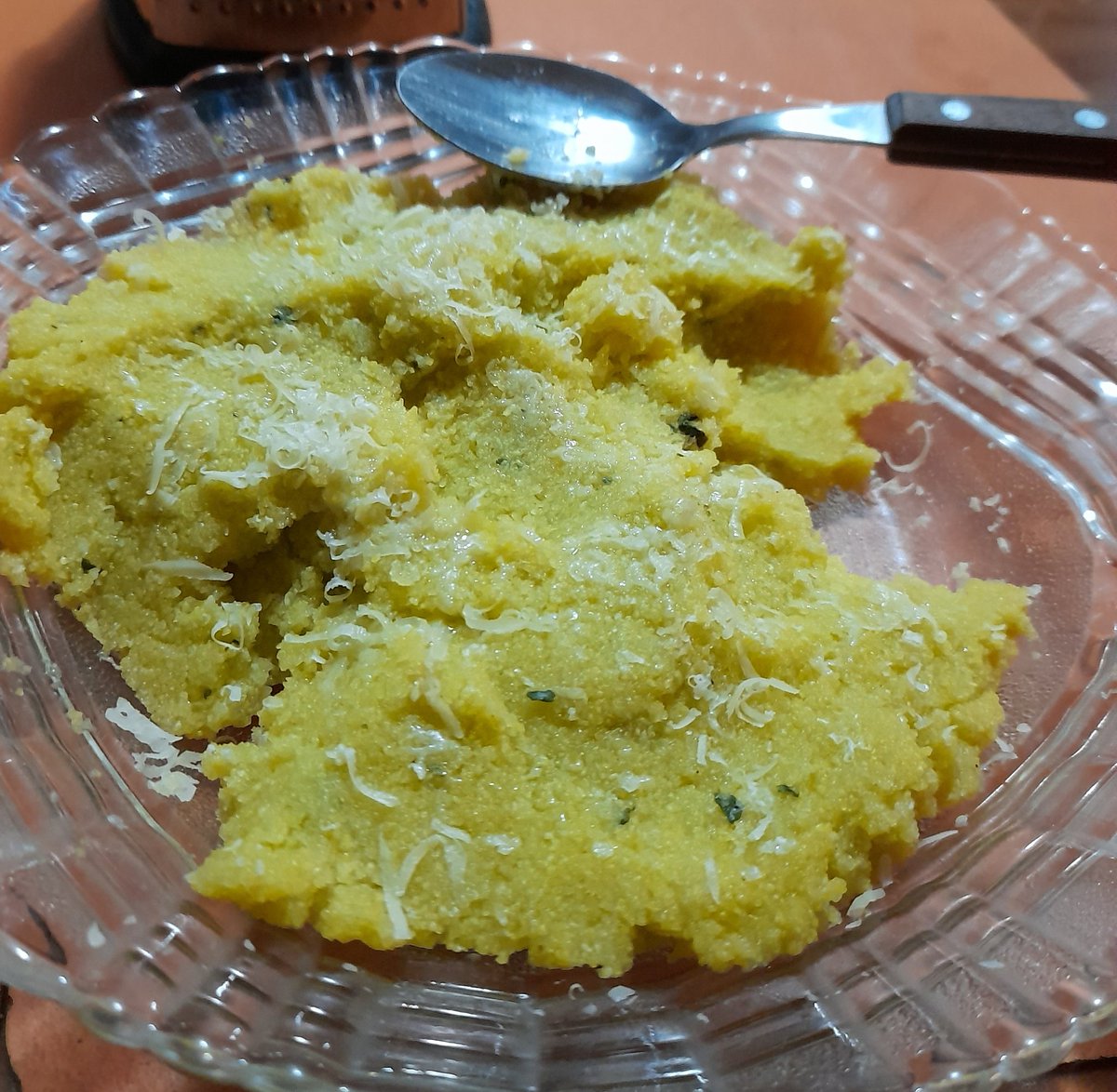 AugustoDorado's tweet photo. No sé si las instrucciones del paquete son desproporcionadas o yo soy muy zoquete hasta para hacer una triste polenta. A modo de consuelo puedo decir q si trabajara en una fábrica de colchones tendría el relleno ideal con la consistencia de este masacote #polenta #PrestoPronta https://t.co/tGcmo0Mpse