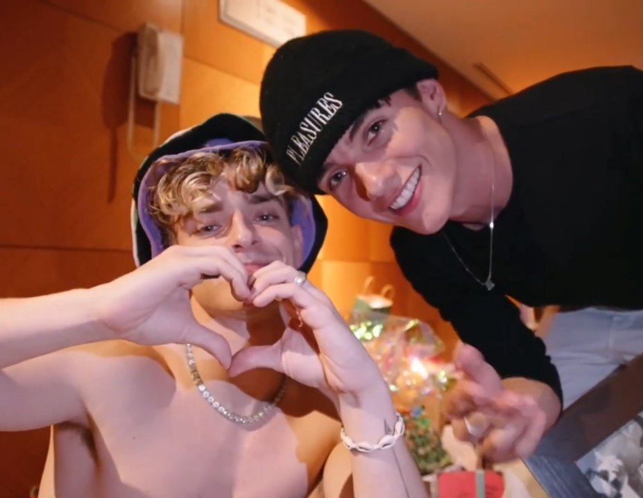 _igord4niel's tweet photo. happy birthday my loves, I'm so proud of you, you deserve the world nosh❤️❤️ #joshbeauchamp #noahurrea #NoshWeek #Happy21stNoah #Happy22stJosh @joshbeauchamp @NoahUrrea https://t.co/x6eubdu44L