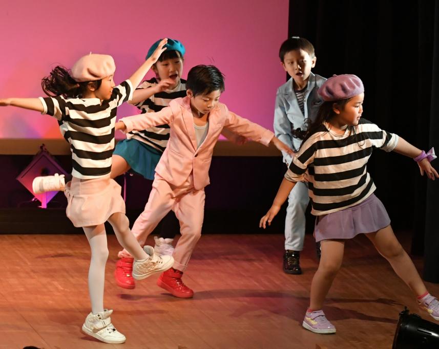 roots__studio's tweet photo. はじけるリズムに乗ってダンス！
キッズ・ダンスクラスのご紹介です。

ダンスクラスに通い始めるきっかけはいろいろですが、
音楽に合わせることを知れば、もっと楽しくなれます🤩

はじめてでも経験豊富なインストラクターが、リズムと音楽に合わせて、
体を動かす楽しさを教えます🕺 https://t.co/DHwFLTmlnX