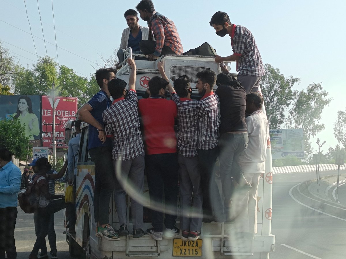 sharmaabhishek3's tweet image. Traffic police jammu please take cognizance @Traffic_hqrs