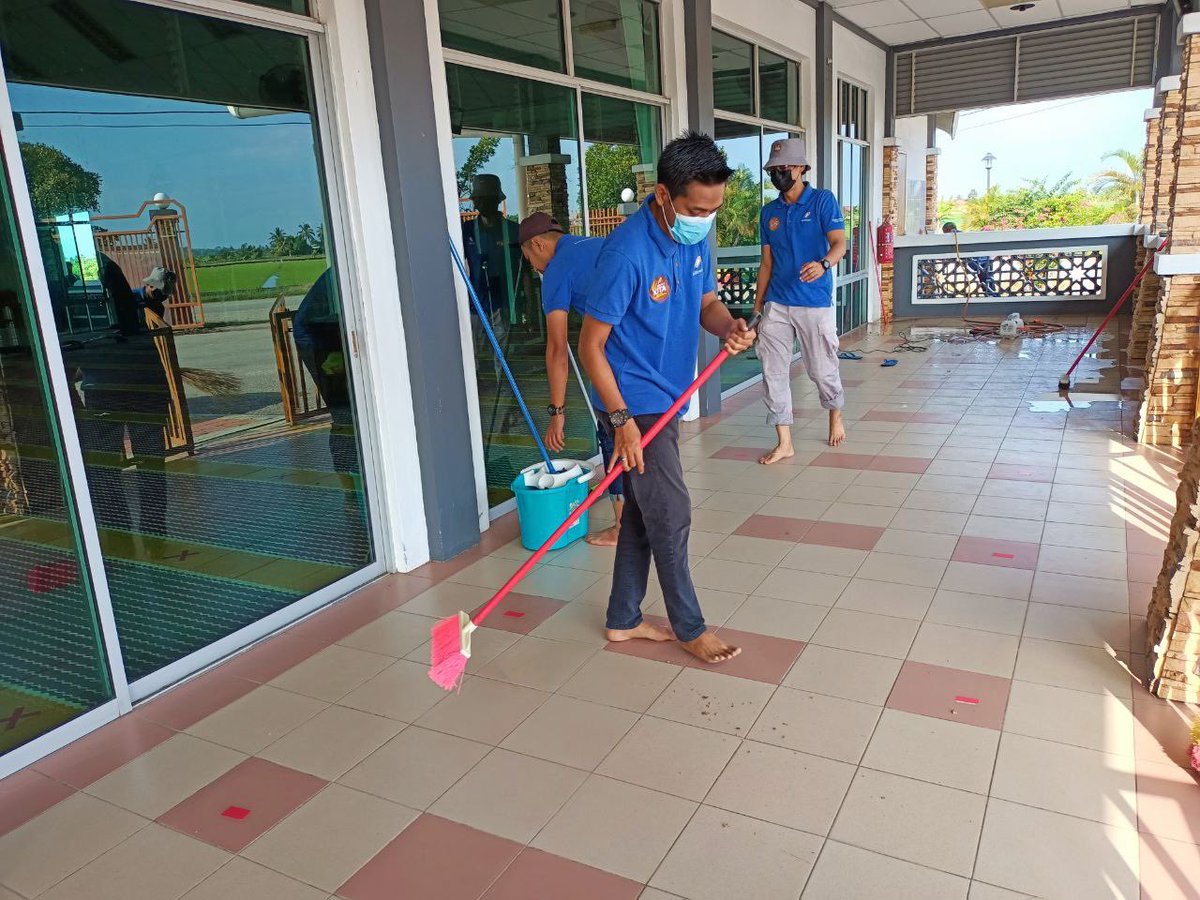 BernasOfficial's tweet photo. BERNAS bersama-sama penduduk Kampung Sungai Leman Parit 8 bergotong-royong di Majid Kampung Seri Kedah, Sekinchan. Semoga muafakat yang terjalin ini memberi faedah bersama di antara BERNAS & juga penduduk di sini yang rata-ratanya pesawah. #BERNAS #ProgramKITA #SmartSBB #Malaysia https://t.co/h21ZKs3Op0