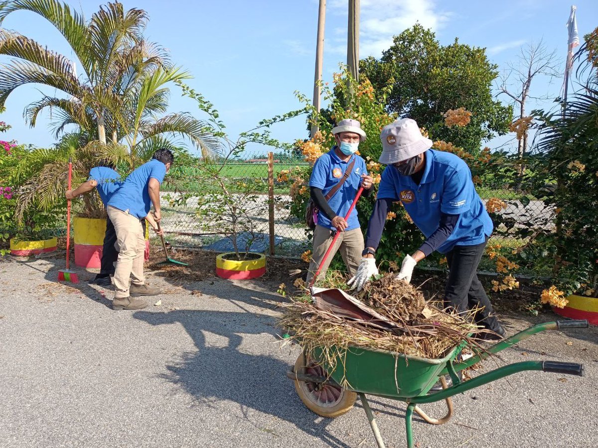BernasOfficial's tweet photo. BERNAS bersama-sama penduduk Kampung Sungai Leman Parit 8 bergotong-royong di Majid Kampung Seri Kedah, Sekinchan. Semoga muafakat yang terjalin ini memberi faedah bersama di antara BERNAS & juga penduduk di sini yang rata-ratanya pesawah. #BERNAS #ProgramKITA #SmartSBB #Malaysia https://t.co/h21ZKs3Op0