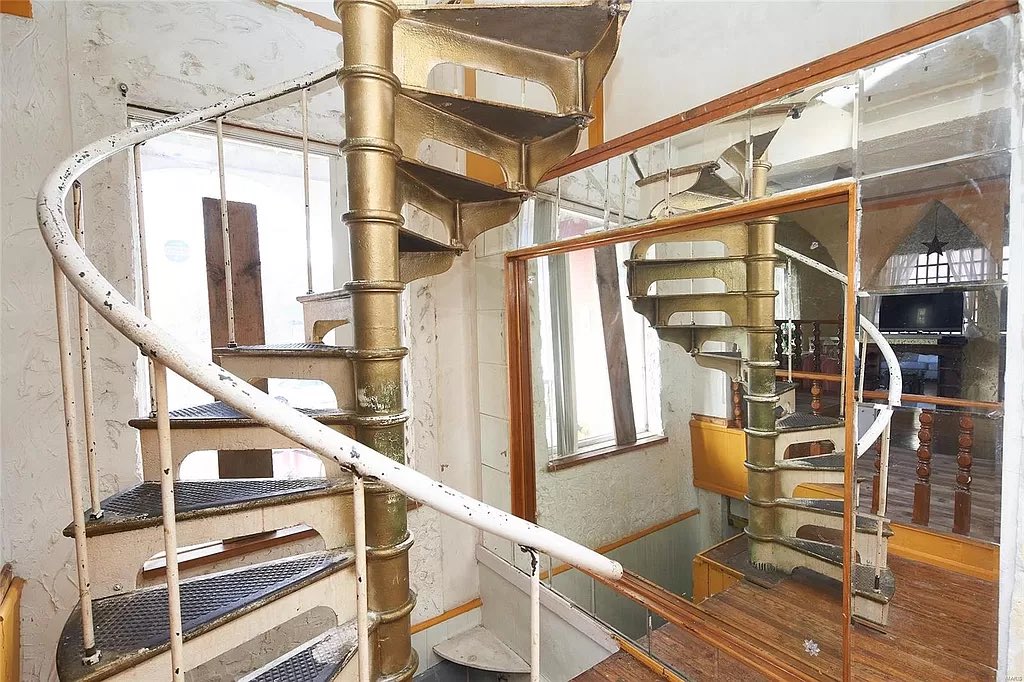 This is one wild house. zillow.com/homedetails/47…