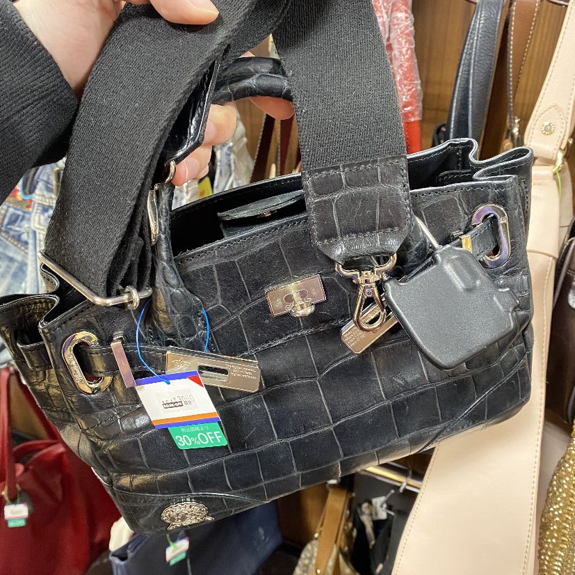 NP_businessUp's tweet image. 【このブランドだけで月利30万増えます】

このブランドは1週間店舗仕入れした時に毎日ありました😊
　　
しかも全部【１撃1万円】
毎日店舗に行けば→1ヶ月で30万

🚨ただし注意点が3つあります。

知りたい方は
✅フォロー&amp;amp;リツイート
✅リプで完了と送信
DMで答え教えます☺️