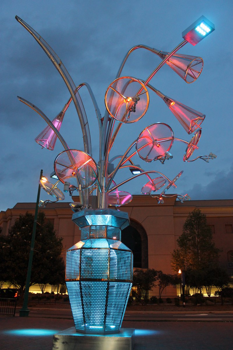 This #flowerarrangment is one of #Norfolk's most prominent pieces of #publicart.
🌼
@visitnorfolk @ILoveLGBTTravel @igaytravelguide @VisitVirginia #travel #gaytravel #ww #tt #ttot #TravelTuesday #travelphotography #arte #art #picoftheday #explore #canonfavpic #travelmakesus