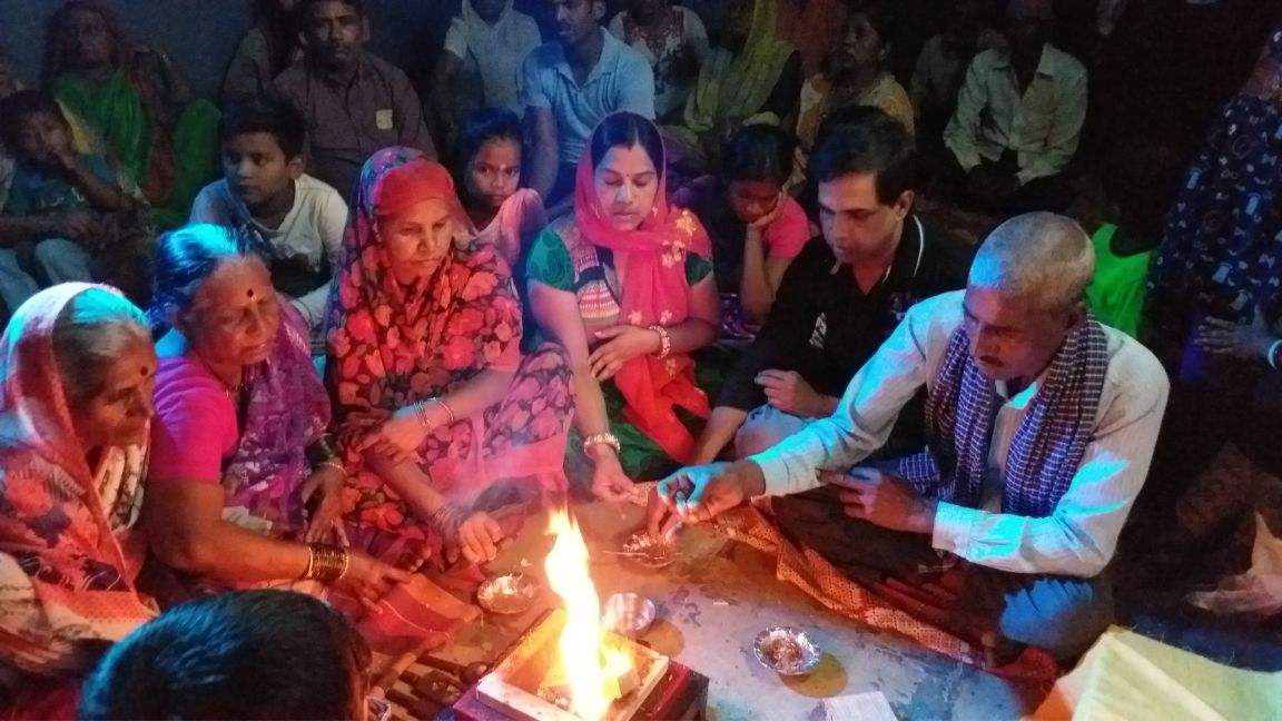 agniveer's tweet photo. Agniveer's #HinduEktaYajna unites all Hindus irrespective of Jati, gender, etc as one pariwar. Our #JaneuForAll is aimed at bringing back all to Satvik Dharmic living with initiation. Caste is a foreign concept. Brahmin, Shudra, etc have nothing to do with birth. Help us unite🙏🏻 https://t.co/BkbgOSJGug