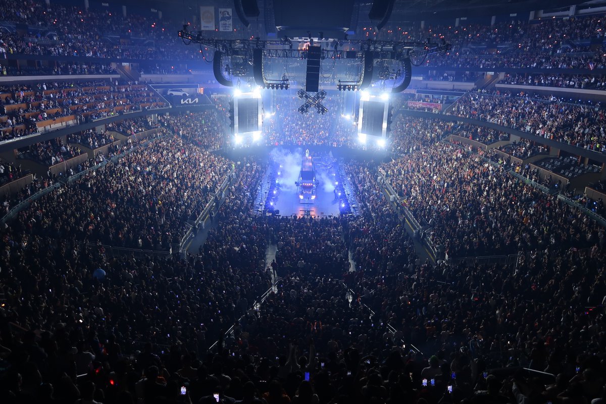 TheKiaCenter's tweet photo. What do you get when you combine a big rig, @SanBenito and the biggest crowd in the history of the arena? El Último Tour del Mundo. https://t.co/wIfCMtwLcT