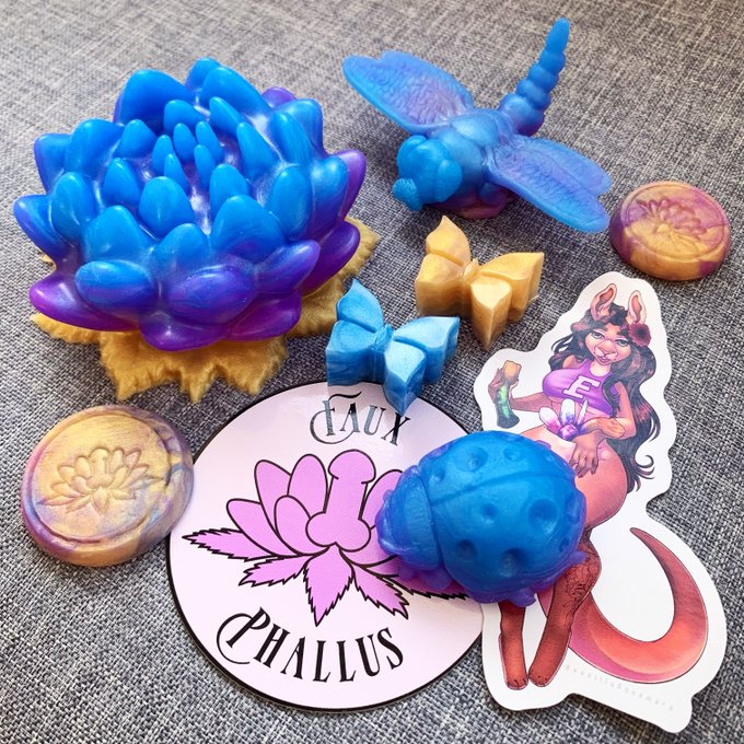 Grace - After MUCH deliberation, I finally chose my custom colours for @FauxPhallus iconic Dahlia! 🥰 Going with a royal mix of blue, purple & gold, it looks just like I envisioned! Plus I couldn't go past their adorable Francis & Akitu squishes too 👏 Stay tuned for my grinder round-up! https://t.co/WdOlM4sMuv