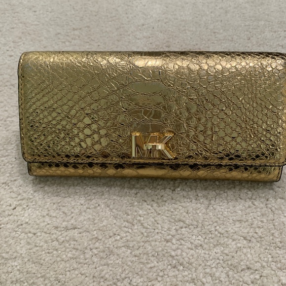 Darling_Nic's tweet photo. So good I had to share! Check out all the items I'm loving on @Poshmarkapp from @MaliaKaimana #poshmark #fashion #style #shopmycloset #freepeople #michaelmichaelkors: https://t.co/D6eDDPtLQ1 https://t.co/RTkbGWoMZC