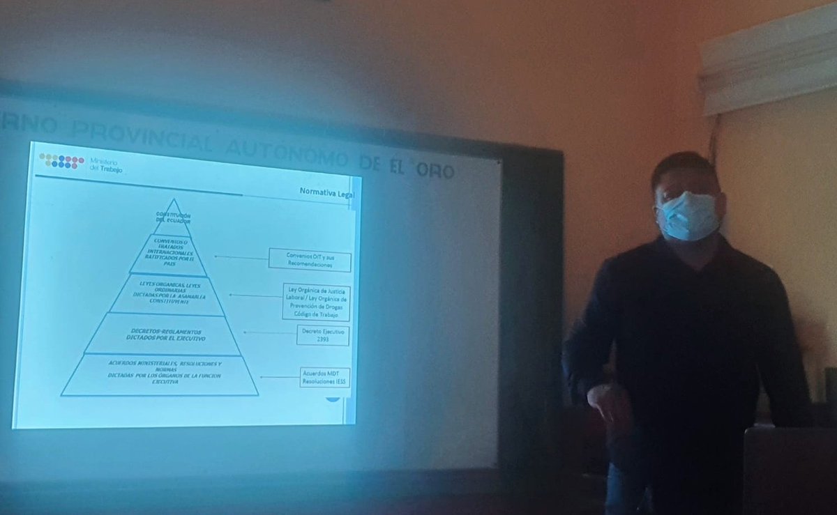 EfranOrdez1's tweet photo. Como parte de nuestras frecuentes actividades en pro de mantener un óptimo clima laboral en la Dirección Distrital de Educación, abordamos con nuestro personal temas inherentes a salud y seguridad ocupacional, gracias al profesionalismo de Víctor Hugo Lucero Analista de @Salud_Ec https://t.co/hkW5syBakA