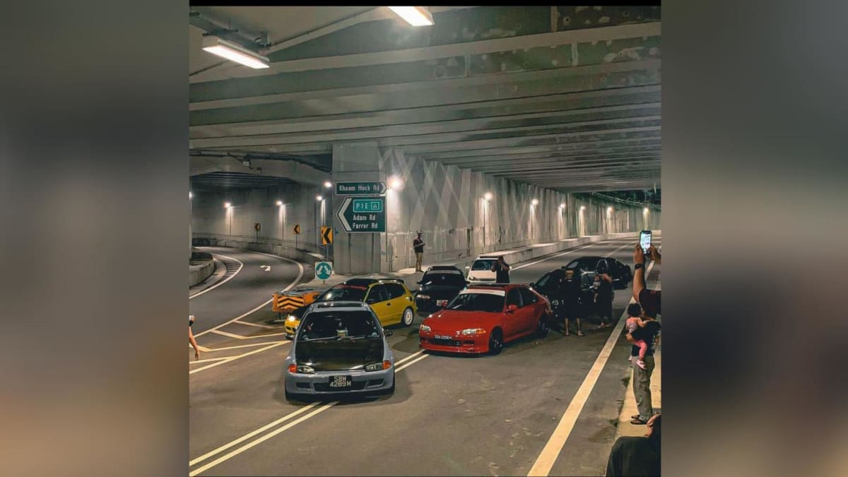 ChannelNewsAsia's tweet photo. Police investigating incident of Honda Civic cars parked along public road for photo shoot https://t.co/C5K68jlIHX https://t.co/sI9HEpL4HP