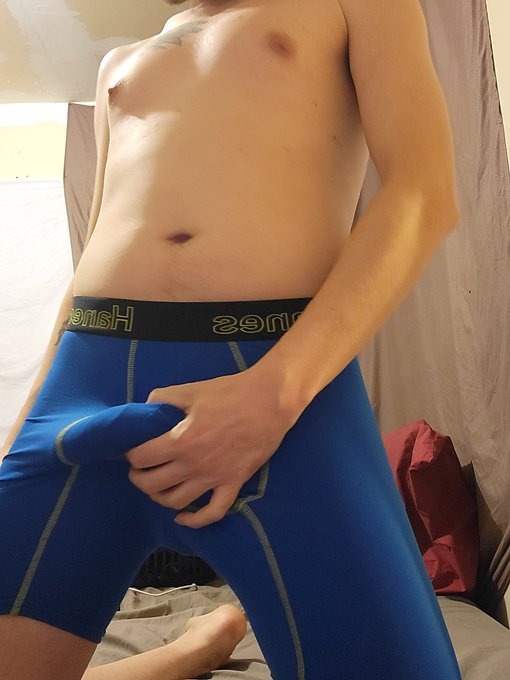 Anyone wanna snapchat? Drop it below maybe we can video chat https://t.co/umoANanIfG