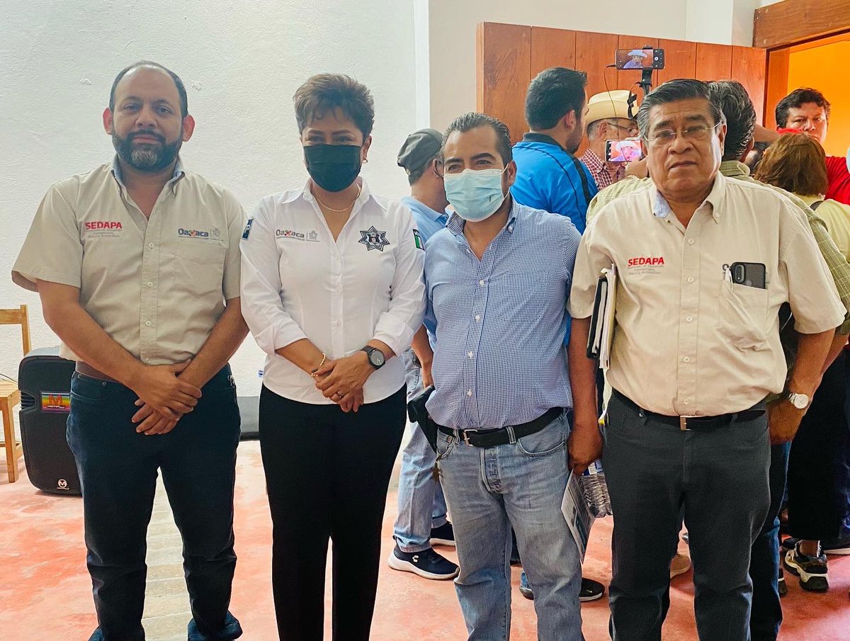 josemcalderonc's tweet photo. En coordinación con la secretaría de seguridad pública Dalia Baños Noyola y Don Gabriel Cue nos reunimos con 22 ganaderas locales del la Unión Ganadera Regional General Del Norte De Oaxaca. Juntos construimos estrategia a favor de los ganaderos 👍🏼🤠🐴 @gabriel_cue_navarro https://t.co/WSqQtHKFz3