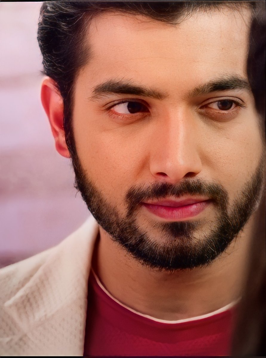 smarmy006's tweet photo. His stare n smile 😍
#SharadMalhotra https://t.co/GR5uEiwQNo