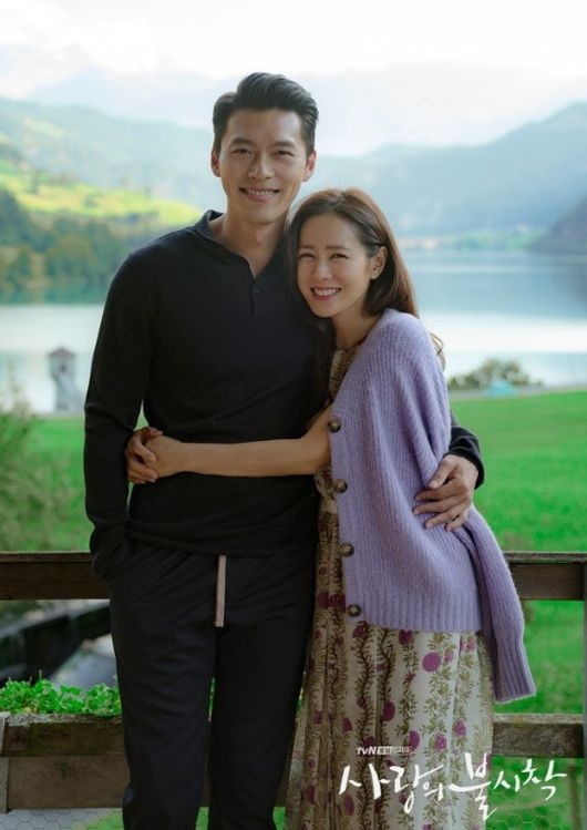 KoreanUpdates's tweet photo. The wedding singers of #HyunBin and #SonYeJin's wedding today are reportedly #Gummy and #KimBumSoo! Gummy is said to be singing #IU's 'Give You My Heart', which is #CrashLandingonYou OST

https://t.co/d7BxCc0K2a
https://t.co/sg8RMeOmyk

#KoreanUpdates RZ https://t.co/vpki51dziT