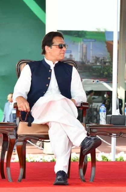 taBaloch110's tweet photo. خریدا ہی نہ گیا امریکہ و یورپ سے
جوتا نیازی کا✌️
بکتـے رہـے مـحل مـیں دین فـروش
ملاں و وطن فروش سیاستدان
#BehindYouSkipper https://t.co/X1bdAwPEG5