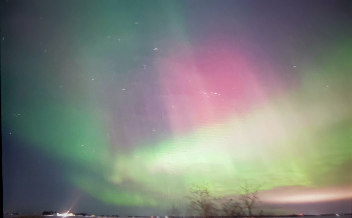 KimHinesSN's tweet image. #Aurora Im under it just N. Of #winnipeg. Approx 11:15pm Not bright to the eye. Saw pillars near the perimeter. On going. @TamithaSkov @TweetAurora @AuroraNotify #backofcamera shot.