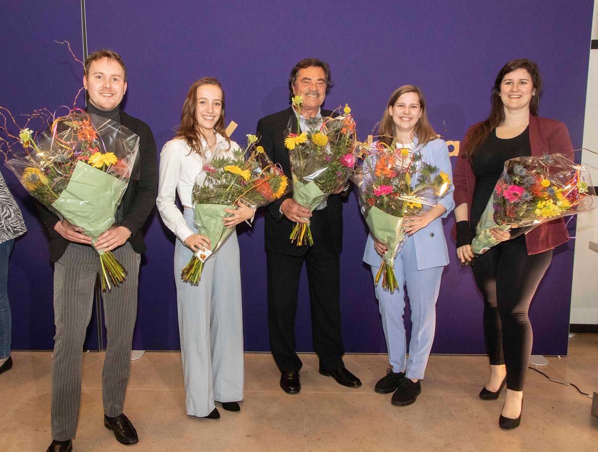 GroenLinks_LV's tweet photo. De nieuwe gemeenteraad is geïnstalleerd! Van links naar rechts: ons commissielid Michiel van der Heiden en onze raadsleden: Iris Feld, @keesteh, @DaniquedePrez en @mcvdg. @Natalievanweers was er door corona helaas niet bij en wordt bij de volgende raad geïnstalleerd.
📸@H_Knoest https://t.co/Qd1Uv18MOf