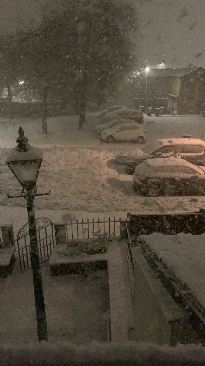 Ummm… SNOW ❄️ <a href="/uksnowwatch/"></a> <a href="/uksnowalert/">UKSNOW</a> #LS16 #leeds