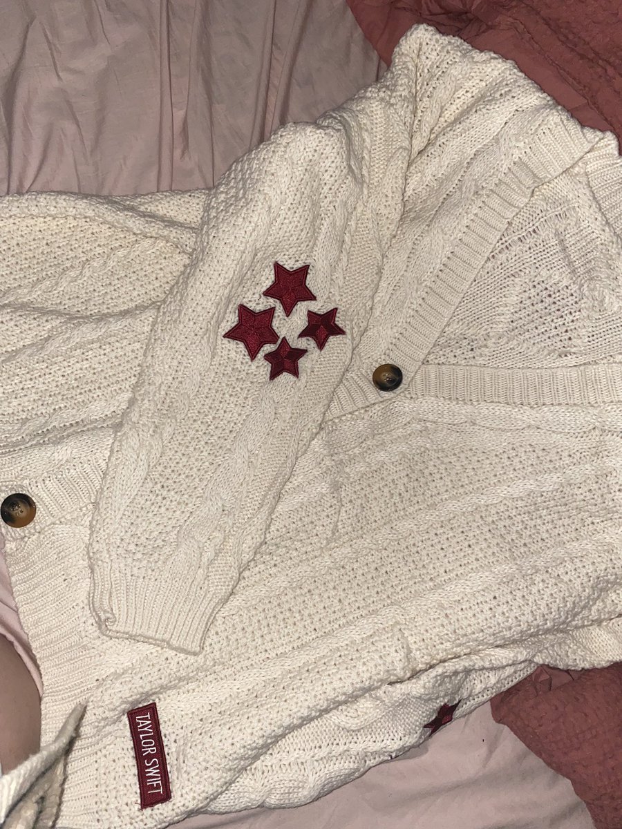 babyhoneyari_'s tweet photo. SHUT UP shes here 🥺 #redcardigan #TaylorSwift https://t.co/ULp8lbFyGa