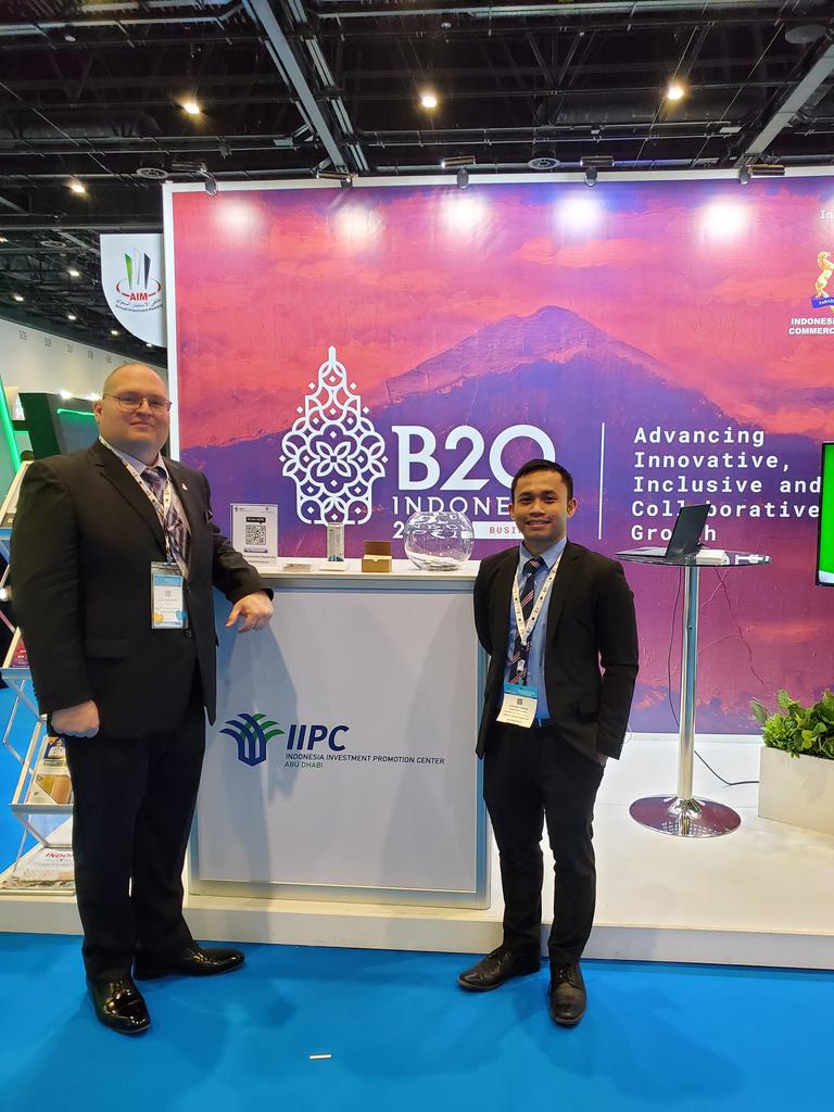 REFTechnologies's tweet photo. Meet this gentlemen at the Indonesia booth at the Annual Investoreeting in Dubai. He loved the fact we had #REFToken Indonesia group and asked to take a pic with me. Gassss!

#BSC #BSCGem #PancakeSwap https://t.co/lNcC3e4tAU