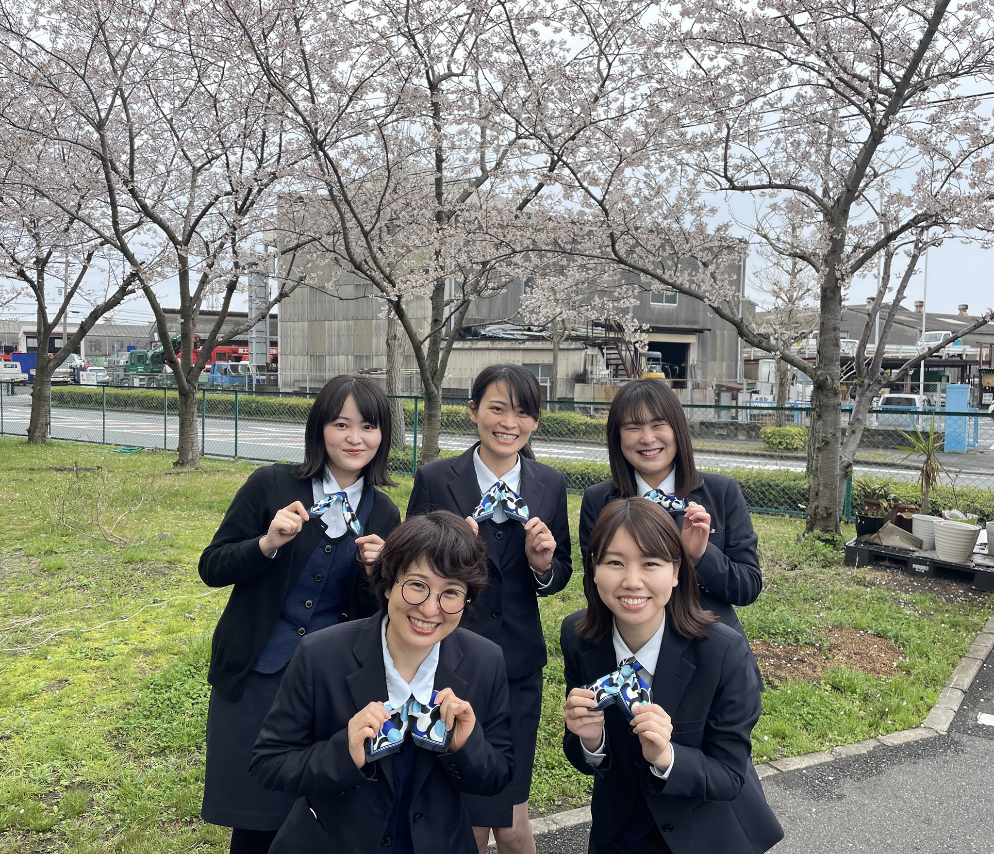シャボン玉石けん 公式 これまでシャボン玉石けんの社員が着用してきた事務服が本日をもって廃止 4月から私服勤務となります 今までありがとう 事務服 そして すべての社員がより働きやすい職場に 明日からまた新たな気持ちで励んで参ります