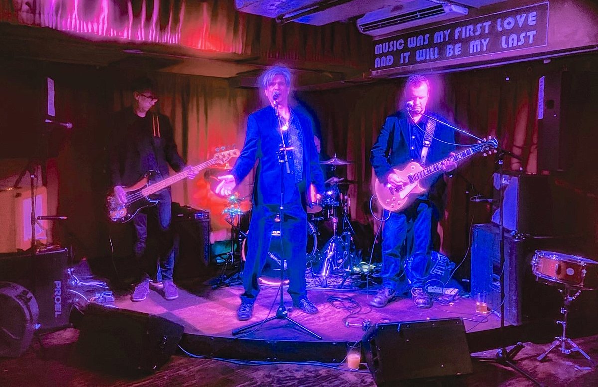 hotmotelband's tweet photo. At the @roadtripbar & The Workshop last Friday for
@Deadoralive. Thanks to the Wolfe Boy for the pic FX
#hoxtongig #shoreditchEC1 #londonlive #supportivemusicvenues #indierockmusic #rupertingham #michaelclough #donaldrossskinner #nigeldean #hernehillband #southlondonband #halofx https://t.co/NZ9Xw5j5gq