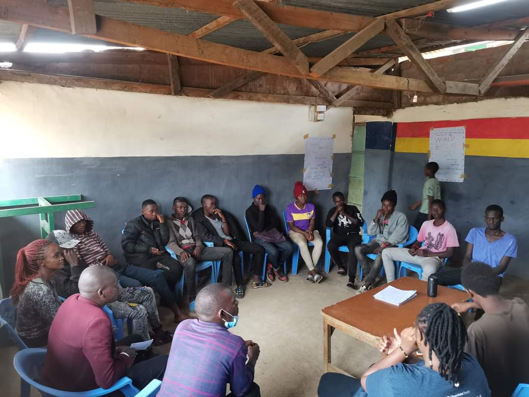 DFHRC's tweet photo. There is power in community peer support, art, dance ,music ,story telling and many more. Great opportunity to celebrate #worldbipolarday  here in Majengo,Nairobi with inspiring change agents on mental health. 
#CommunityPeerSupport 
#JuuIkoSawaMtaani 
#KumekuchaQuest https://t.co/YokluQj1hH