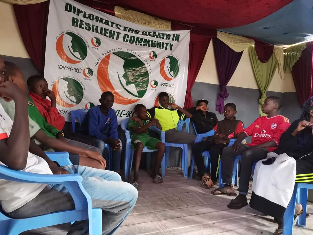 DFHRC's tweet photo. There is power in community peer support, art, dance ,music ,story telling and many more. Great opportunity to celebrate #worldbipolarday  here in Majengo,Nairobi with inspiring change agents on mental health. 
#CommunityPeerSupport 
#JuuIkoSawaMtaani 
#KumekuchaQuest https://t.co/YokluQj1hH