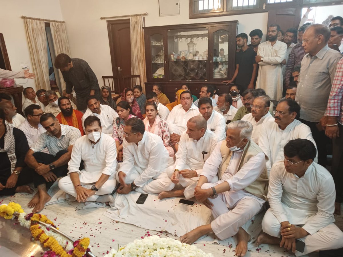 AAPRajasthan's tweet photo. प्रदेश चुनाव प्रभारी @vinaymishra_aap जी जयपुर में कर्नल किरोड़ी सिंह बैंसला जी के अंतिम दर्शन किए एवं उन्हें श्रद्धासुमन अर्पित किए। https://t.co/9GT3ugOspF