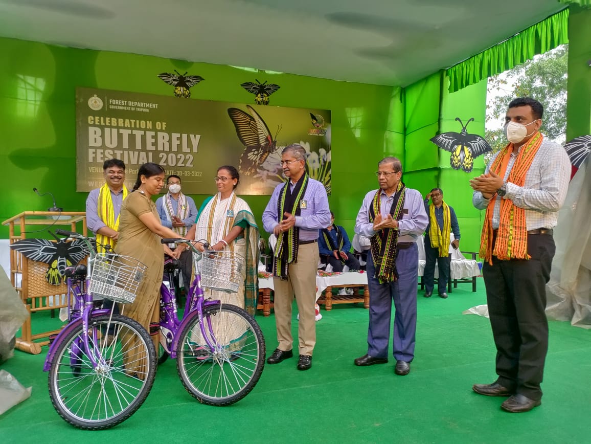 ForestTripura's tweet photo. Bicycles were handed over to Lady Foresters posted at Oxygen Park by Smt Antara Deb Sarkar, Hon'ble Paschim Tripura Zilla Sabhadipati, to encourage eco-friendly transport of lady staff and visitors to Oxygen Park, during the closing ceremony of Butterfly Festival on 30/03/2022. https://t.co/5dZLwEPhXG