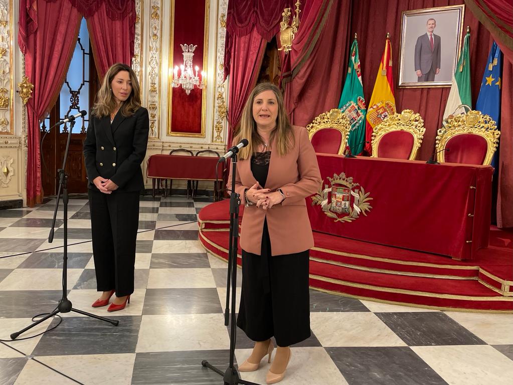 diputacioncadiz's tweet photo. La presidenta @Irene_Garcia_M muestra a la @SE_Comercio la iniciativa 'En Cádiz', adjudicataria de una de las ayudas destinadas al comercio interior dentro del Plan de Recuperación.

➡️Objetivo: dinamizar las áreas comerciales de la provincia con menor población. https://t.co/4z5c0Vw8tR