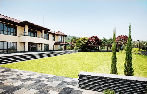 MothershipSG's tweet photo. Hyun Bin &amp; Son Ye-jin, 39, hold fairytale wedding in expansive &amp; expensive Seoul mansion https://t.co/k9rhiL6i7A https://t.co/2zmVk31O4T