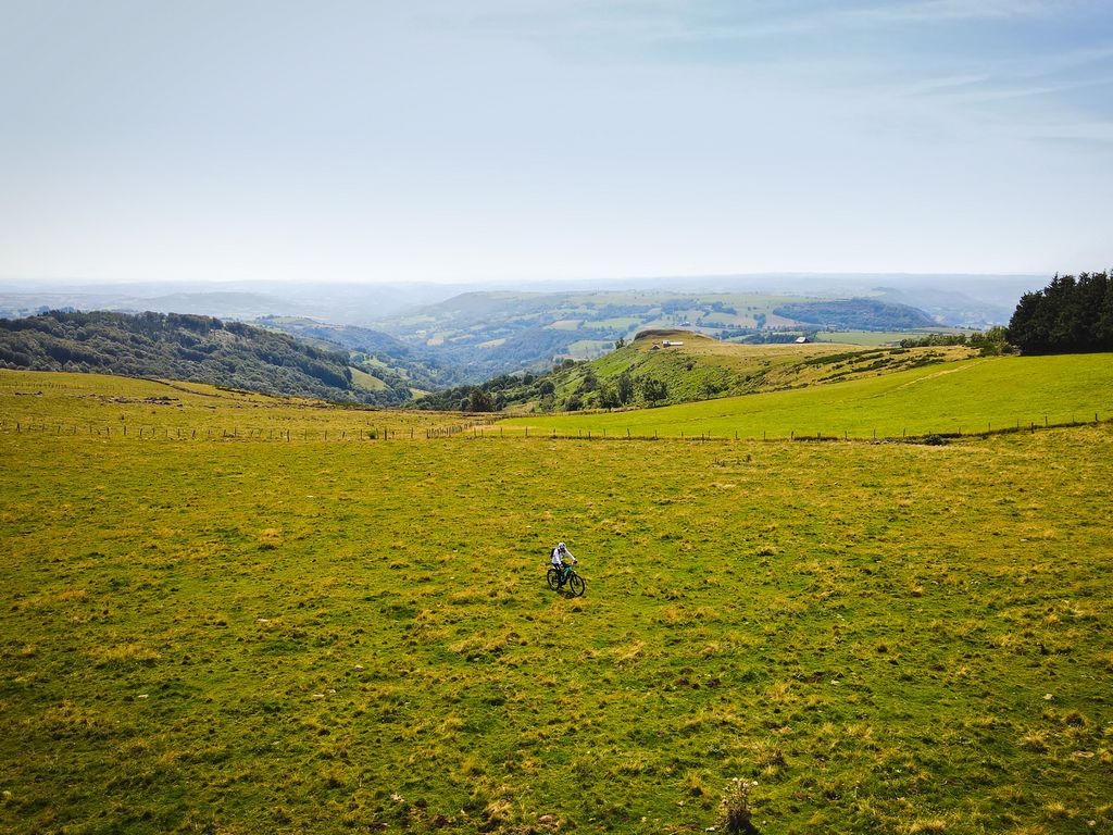 Amateurs de #VTT ou #VTTAE? @levesquecathy vous propose sur notre site un article très complet sur les parcours possibles dans le #cantal.  Avec des conseils de pratiquants, de moniteurs, des coups de ♥, des infos pratiques... 
carlades.fr/monts-du-canta…
<a href="/AuvergneDest/">Auvergne Destination</a> <a href="/Auvergne/">Auvergne Tourisme 🌻</a>
