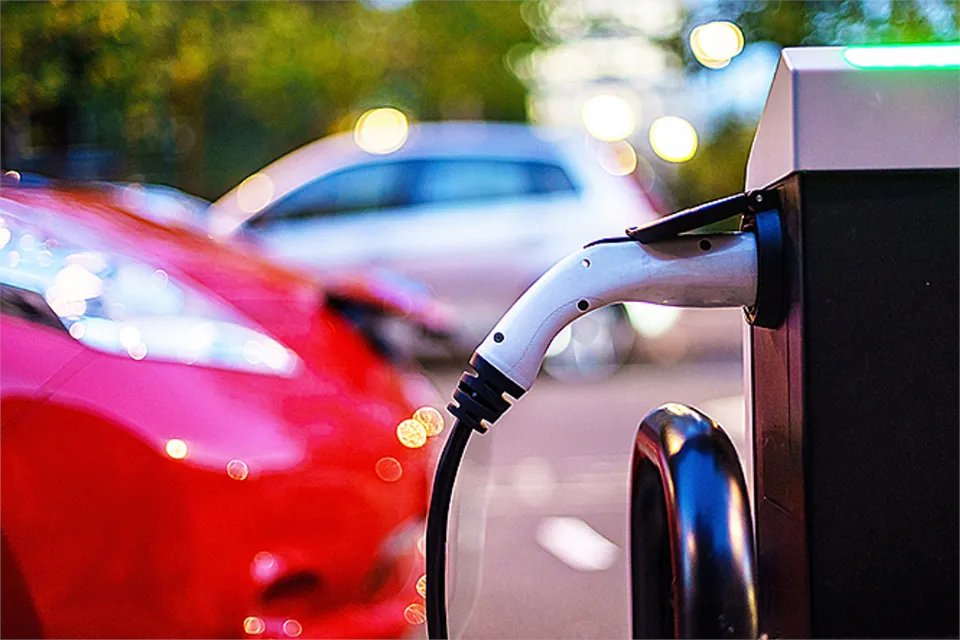 The UK’s charging network has been given a huge boost as the government unveils plans to support the UK market to reach 300,000 public electric vehicle (EV) chargepoints by 2030. Read more: buff.ly/3Dp3wMA #solar #ev #renewableenergy #electricvehicles #energystorage