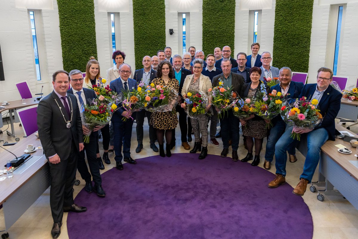Trots om weer 4 jaar mijn steentje te mogen bijdragen in de gemeenteraad van Landgraaf!  De installatie is een speciaal moment, maar nu snel samen aan de slag voor Landgraaf met veel fijne collega’s! 👊🏻🟠🔵 <a href="/gem_landgraaf/">Gemeente Landgraaf</a> <a href="/VVDLandgraaf/">VVD Landgraaf</a>