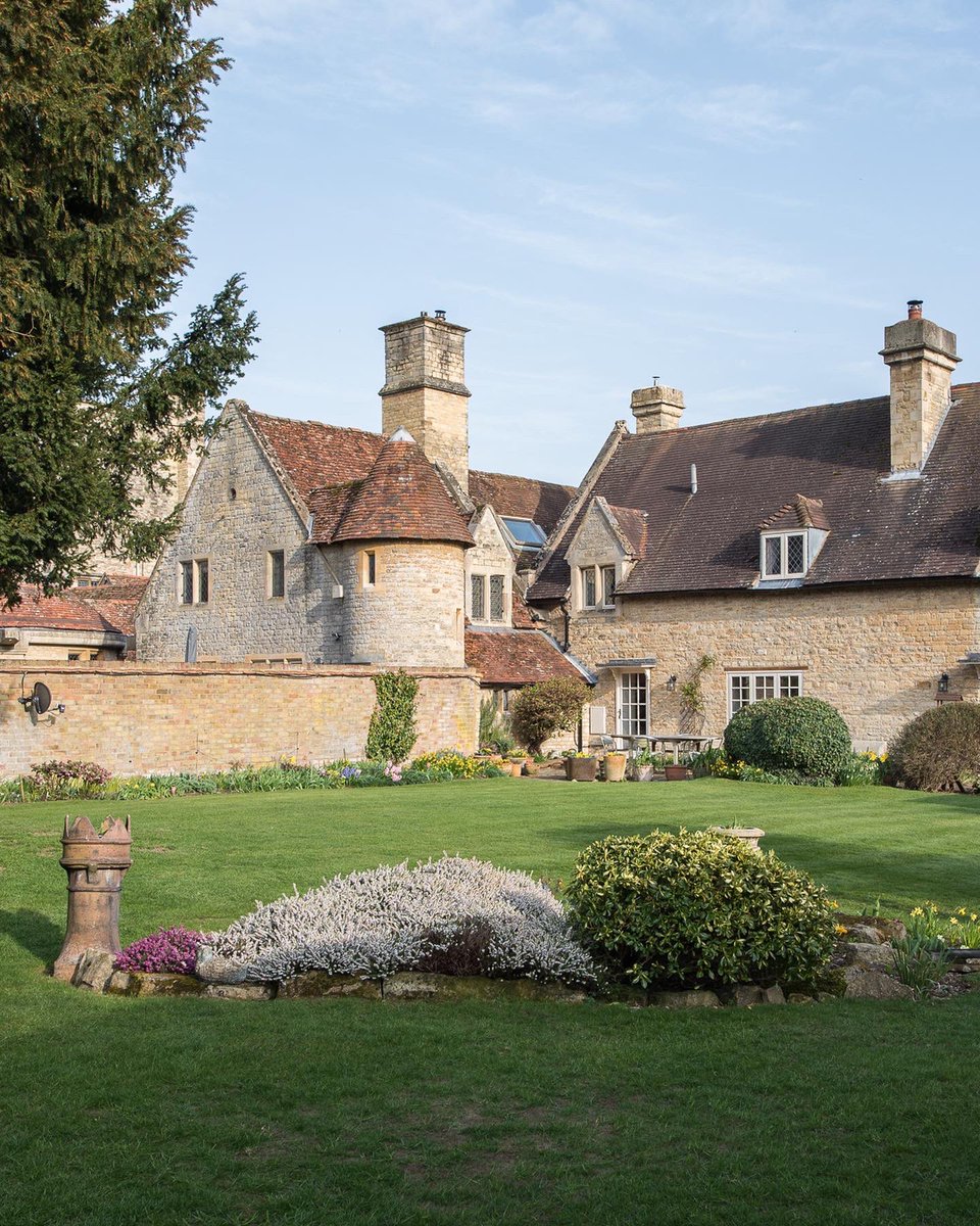 DeanFrostUK's tweet photo. Always a pleasure to be able to photograph 17th Century architecture. This shoot for a private home seller focused on the lifestyle associated with the home and the surrounding landscape. #architecture #architecturaldesign #architecturalphotography #stonemasonry #periodproperty https://t.co/l92XswzIwR