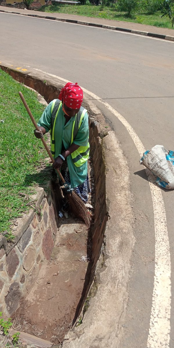 RugengeC's tweet photo. Ibikorwa# kwimakaza isuku# mu mihanda n'inzira nyabagendwa, mu ngo no gutunganya za rigore@Rugenge Cell.
@MuhimaRwanda https://t.co/dwQKsvxP0A