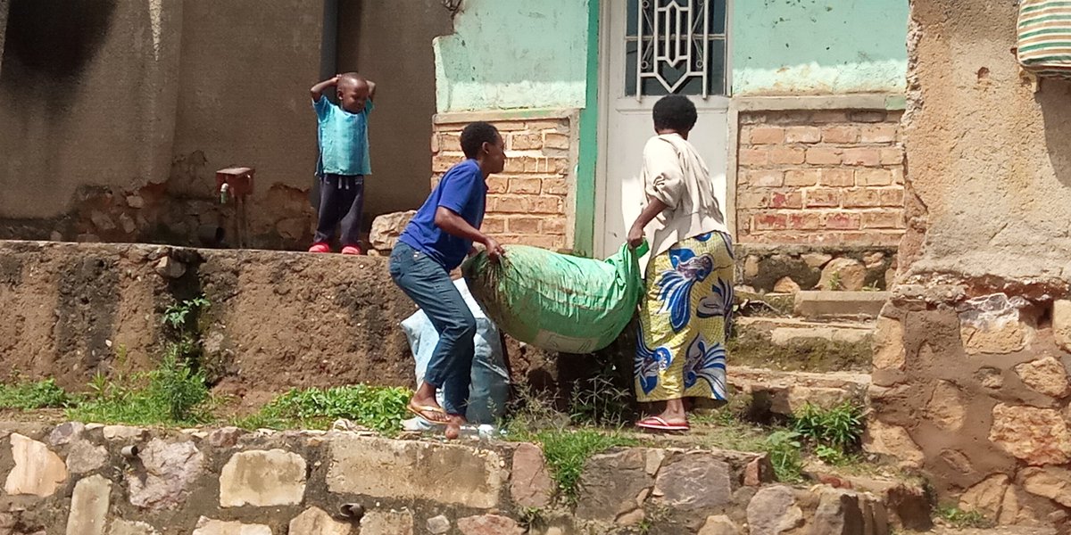 RugengeC's tweet photo. Ibikorwa# kwimakaza isuku# mu mihanda n'inzira nyabagendwa, mu ngo no gutunganya za rigore@Rugenge Cell.
@MuhimaRwanda https://t.co/dwQKsvxP0A