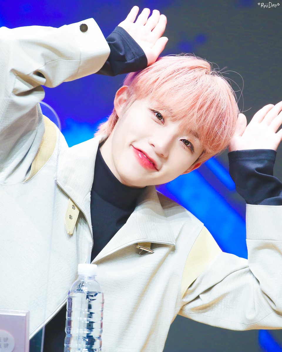 RYUDAY1108's tweet photo. 220312 사운드웨이브 대면 팬사인회

-

류데이의 자랑 채호철 💖

#JWiiver #제이위버 #류제이 #Ryujei 
#채호철 #Jtrap https://t.co/DXlXyimylQ