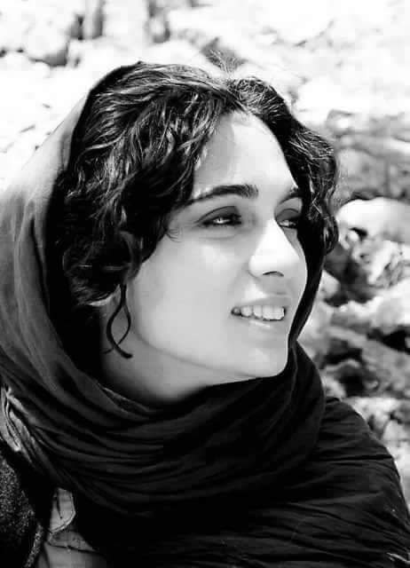 Solgun
kadınlar var bir de azizim.
Tüm kapıları kapatmış.

Sigarasını
kendi yakan 🚬
Kahvesini kendi alan ☕

Sevmenin
üstesinden gelmiş 🤞

Ama 
sevilmemenin altından kalkamamış.
Velhasıl; Bazı kadınlar hep yarım kalır.

Ve o yarım 
kalmış halleri bile, bazı adamlara fazladır.