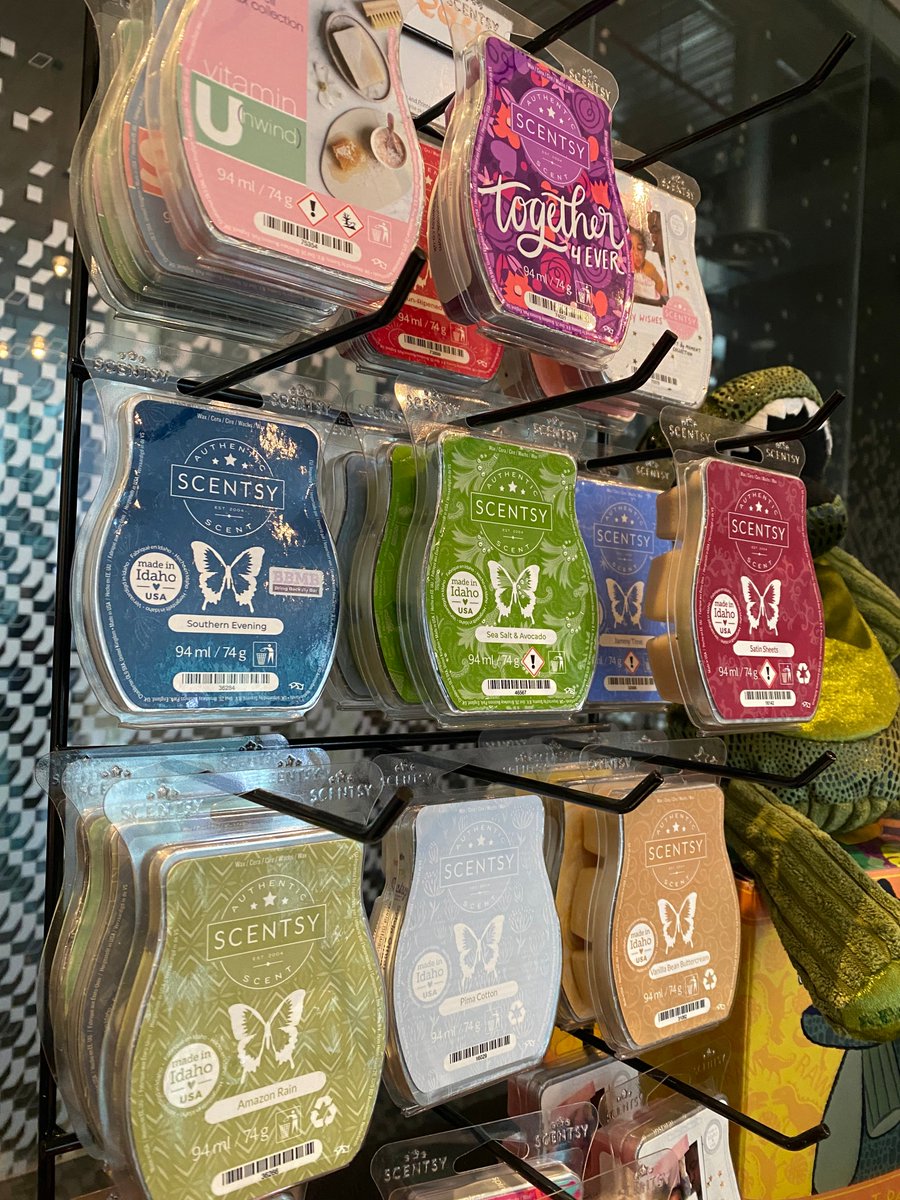 70marklane's tweet photo. Today we have Scentsy with Sylvia joining us in reception at 70 Mark Lane 😍 She has brought in her collection of wax melts and wax melt holders along with some of her washing scent boosters and essential oils 😮 Don't want to miss out ! She will be here till 4pm today only!! https://t.co/FQa1XASwCF