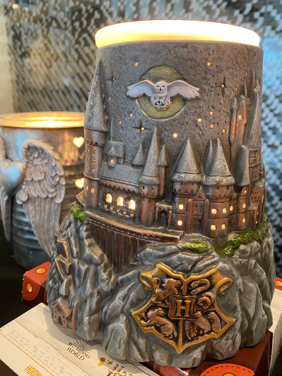 70marklane's tweet photo. Today we have Scentsy with Sylvia joining us in reception at 70 Mark Lane 😍 She has brought in her collection of wax melts and wax melt holders along with some of her washing scent boosters and essential oils 😮 Don't want to miss out ! She will be here till 4pm today only!! https://t.co/FQa1XASwCF