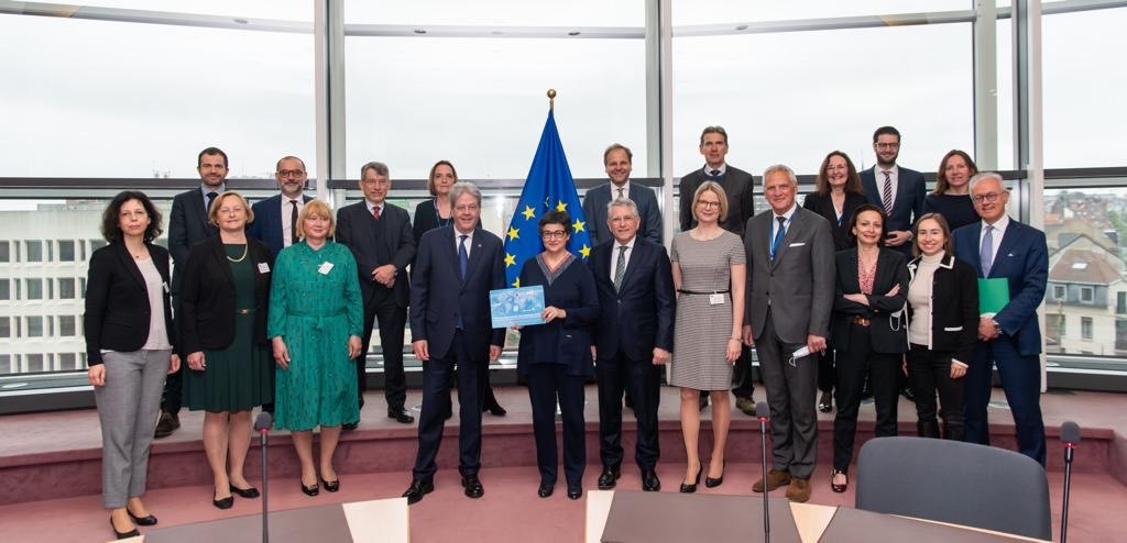 gerass_thomas's tweet photo. Today, the Wise Persons Group presented their report on the #FutureofCustoms. Their recommendations will provide a key input for the customs reform package we will put forward later this year. Very thankful for all their excellent work.
To read the report: https://t.co/RUDMbNVCsd https://t.co/lqGPhaq6I8