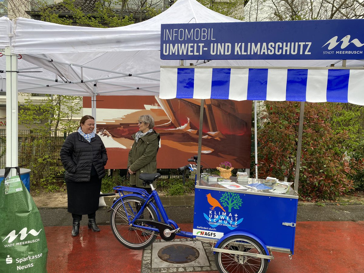 UmweltNRW's tweet photo. Heute in #Meerbusch: 
Min. @HeinenUlla besuchte den Markt der Möglichkeiten: 
„Eine vitale grün-blaue Infrastruktur bietet wertvollen Lebensraum, fördert die Gesundheit, hält die Luft sauber und hilft bei der #Klimawandel-Vorsorge.“
ℹ️👉 https://t.co/JLyv0iYX4t
#Klimaanpassung https://t.co/EWbh9MW7EJ