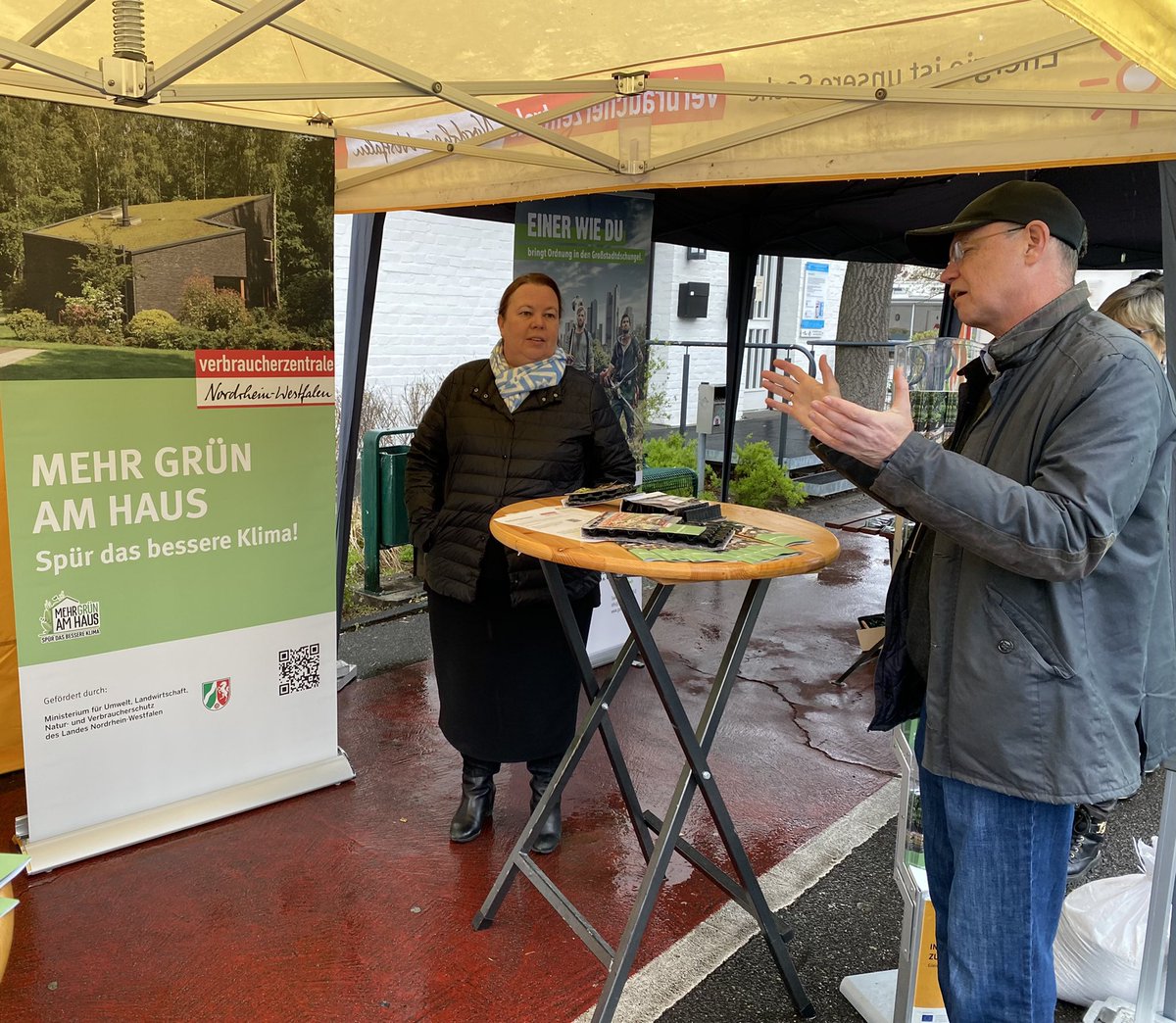 UmweltNRW's tweet photo. Heute in #Meerbusch: 
Min. @HeinenUlla besuchte den Markt der Möglichkeiten: 
„Eine vitale grün-blaue Infrastruktur bietet wertvollen Lebensraum, fördert die Gesundheit, hält die Luft sauber und hilft bei der #Klimawandel-Vorsorge.“
ℹ️👉 https://t.co/JLyv0iYX4t
#Klimaanpassung https://t.co/EWbh9MW7EJ