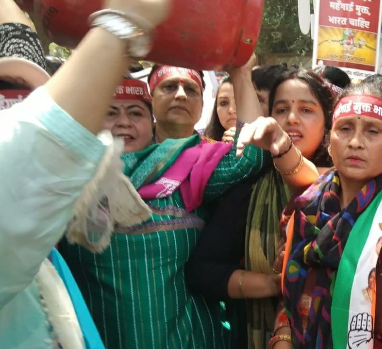 anu_manolia's tweet photo. बढती मंहगाई के विरोध में आज महिला कांग्रेस द्वारा विरोध प्रदर्शन हुआ।
 @MahilaCongress @DelhiPMC @Ch_AnilKumarINC @RahulGandhi @priyankagandhi @dnetta @AmritaDhawan1 https://t.co/ZlkV36xl4t