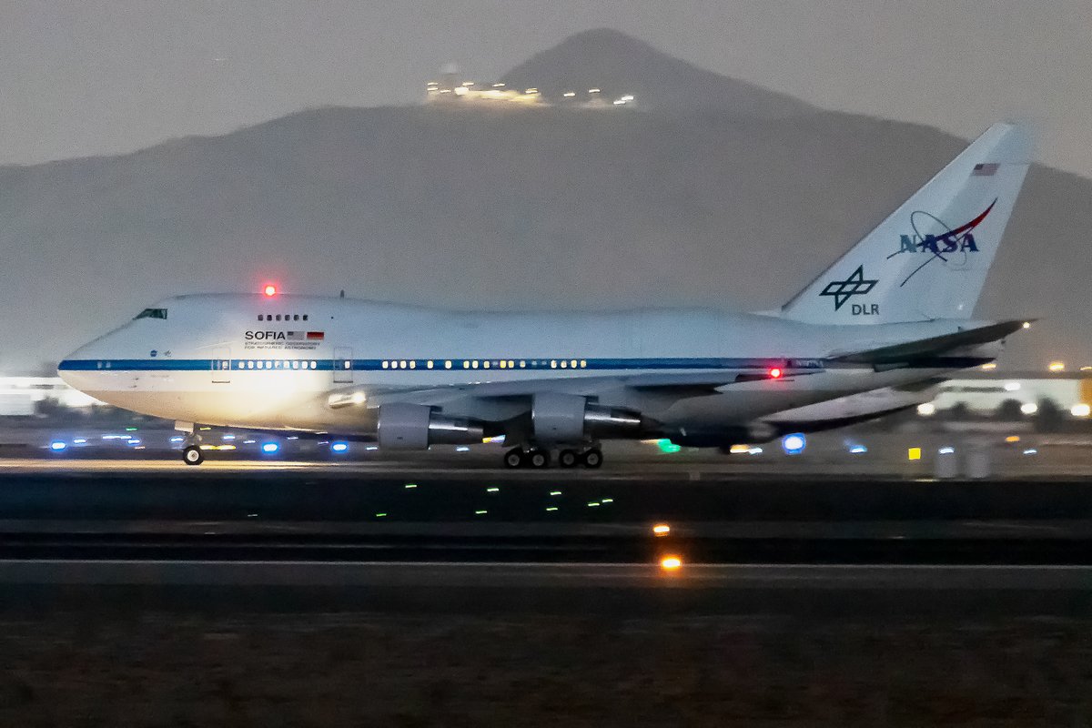 SOFIA_DSI's tweet photo. Our airborne Observatory @SOFIAtelescope during takeoff at SCEL. Thanks to Gustavo Martinez who provides these nice photos.
@DLR_en @Uni_Stuttgart @UniStuttgartIRS @NuevoPudahuel @AlemaniaenCL https://t.co/rrh9YEfIFS