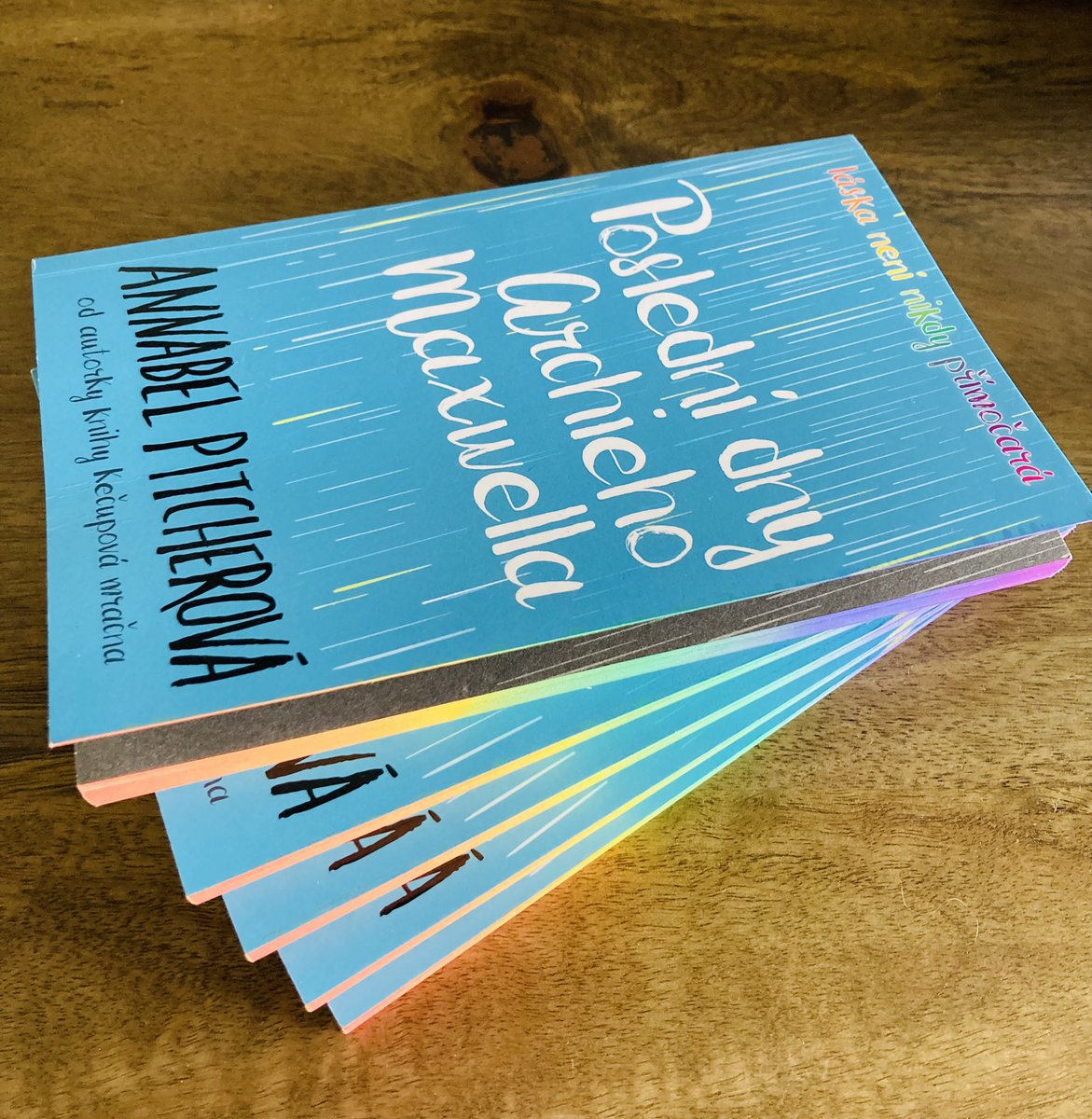 Howww beautiful is the rainbow-paged Czech edition of The Last Days of Archie Maxwell?! 🌈❤️ Annabel Pitcherova has a nice ring to it👌 <a href="/BarringtonStoke/">Barrington Stoke</a>