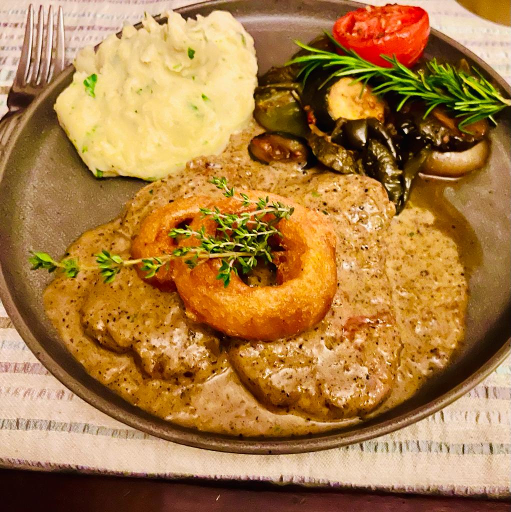 We'd like you to MEAT one of the stars of our show ...... the 'About Thyme Pepper Steak' ..... a tender &amp; juicy beef fillet, charcoal-grilled to your taste and perfectly enhanced with a creamy black pepper &amp; thyme sauce!!!😋🤤😍
Book a table via the link in the bio